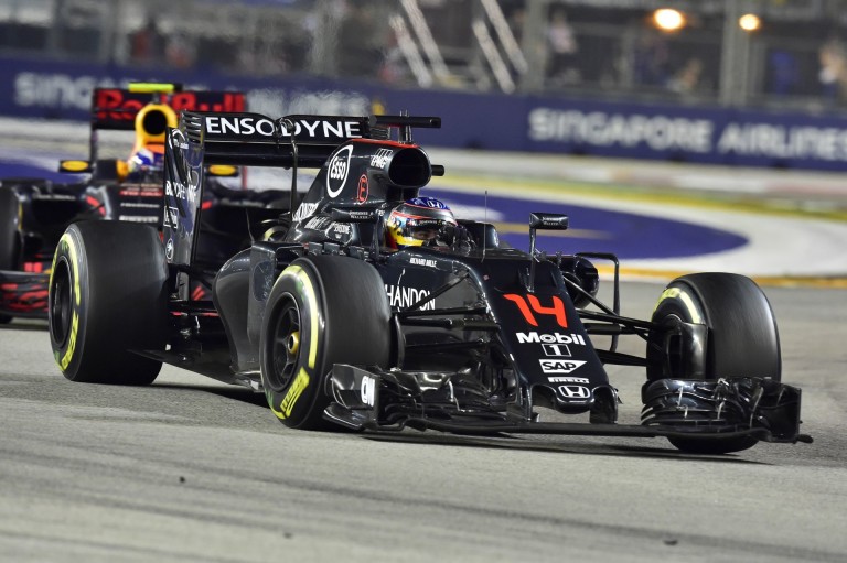 F1 2016: Alonso alázott a McLarennel Szingapúrban! Fél kézzel előzött és társai... LIKE A BOSS