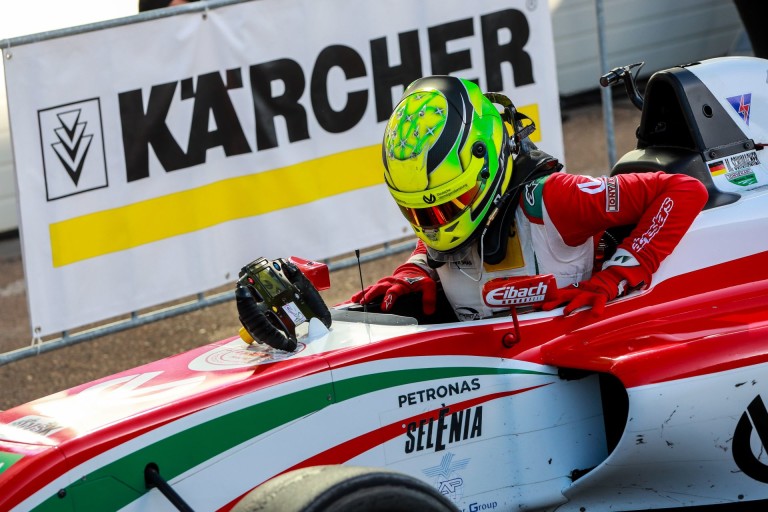 Mick Schumacher harmadik lett az esős első futamon