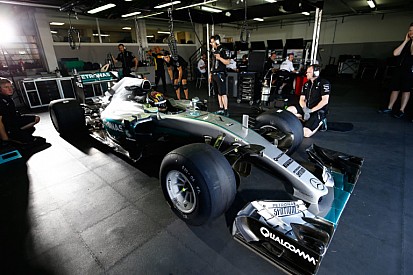 Gumiteszt 2017: Lauda „autóba kényszeríti” Hamiltont és Rosberget