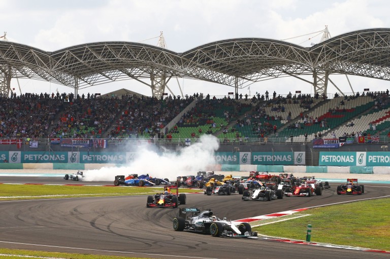 Verstappen megint beszólt: „Vettelnek tudnia kellene, hogy nem lehet futamot nyerni az első kanyarban És még én vagyok agresszív
