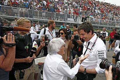 Ecclestone: "Jó, hogy a Mercedes segített a Ferrarinak - egy kicsit többet is lehetett volna!"