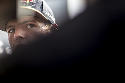 Villeneuve szándékosan pikkel Verstappen-re? Nem tetszik neki az arca...