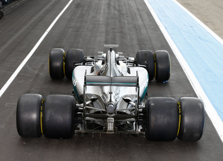 A Mercedes egy egészen elképesztően látványos képet közölt a Pirelli F1-es tesztjéről