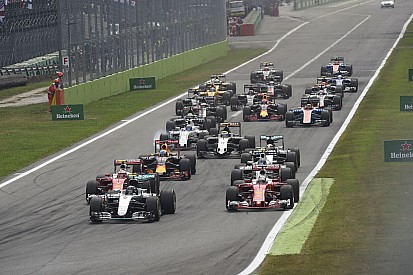 Amatőr videón a monzai start: a két Ferrari előre tör, Hamilton KO