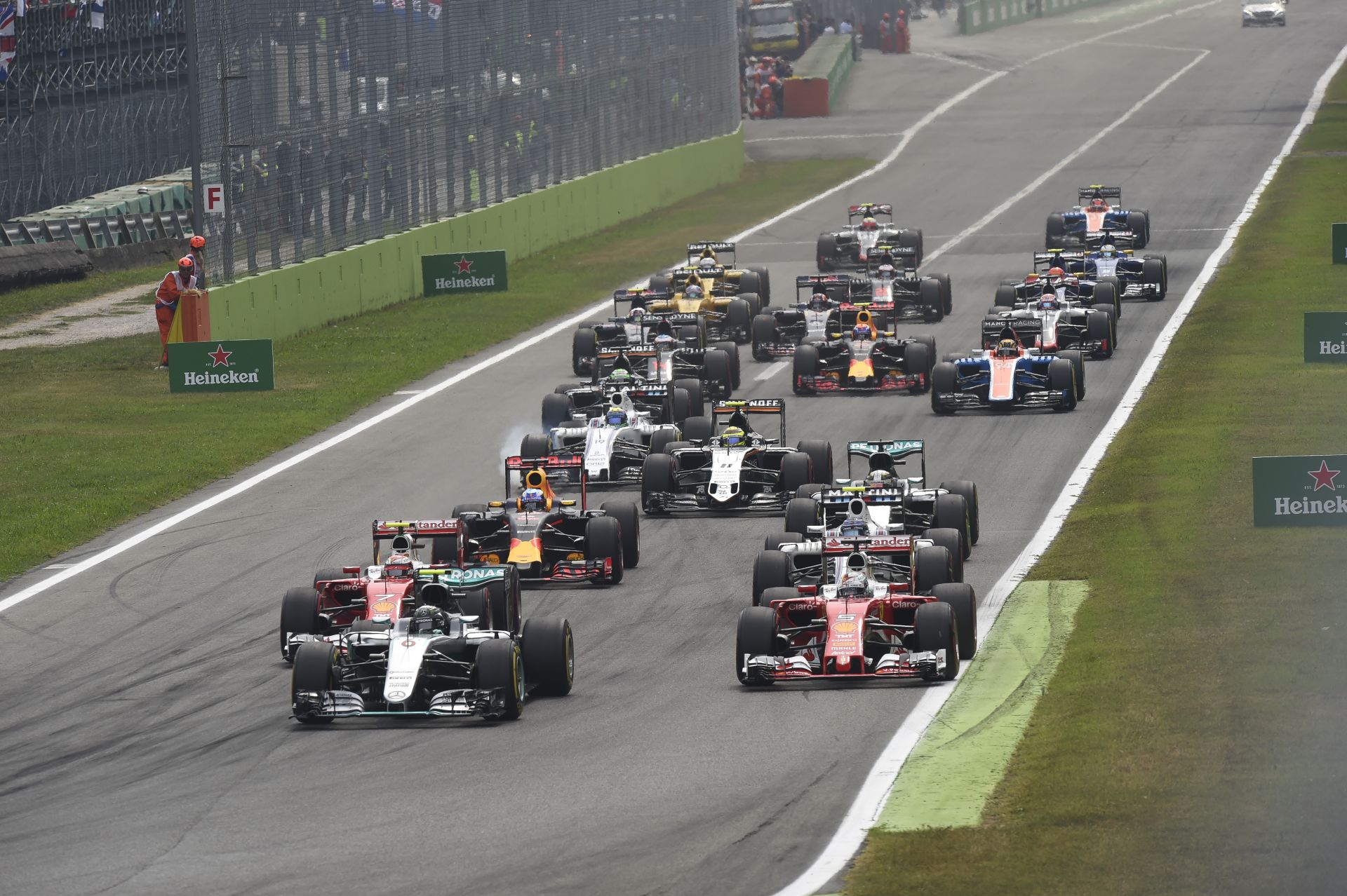 Amatőr videón a monzai start: a két Ferrari előre tör, Hamilton KO