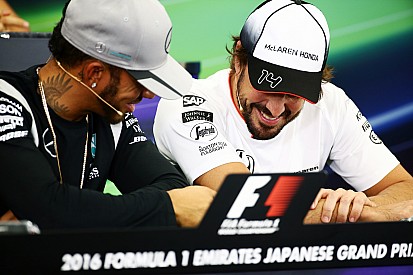 Hamilton verdedigt gedrag: "Gewoon een beetje lol trappen"