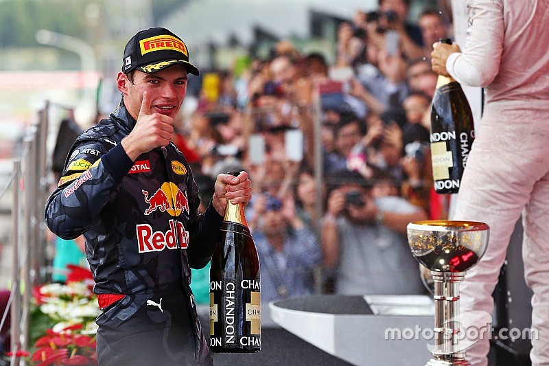 Mercedes trekt beroep in, Verstappen definitief tweede in Japan