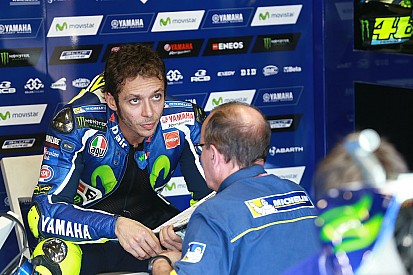 Rossi pierde 18 posiciones tras excederse de vueltas con el extra blando