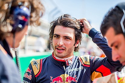 Carlos Sainz: "Es injusto que unos prueben los Pirelli de 2017 y otros no"