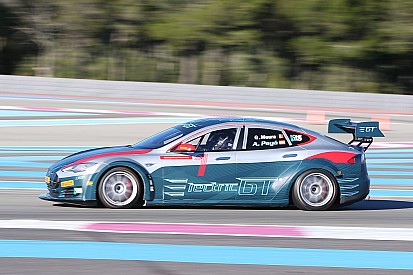 Heinz-Harald Frentzen testet elektrisches GT-Auto