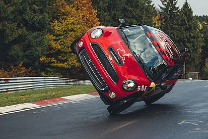 Video: Stuntrijder doet rondje Nordschleife op twee wielen met een Mini