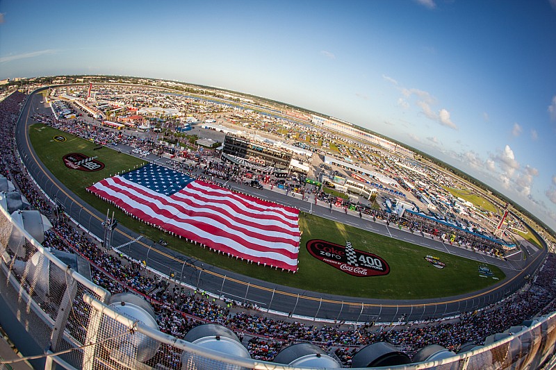 Vettel en Raikkonen geven F1-demo op Daytona International Speedway