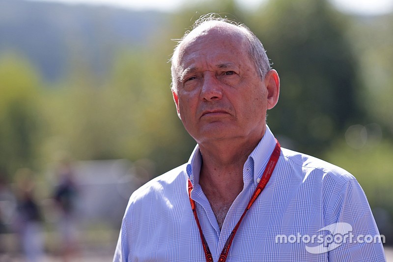 Денніс подав до суду для збереження місця в McLaren