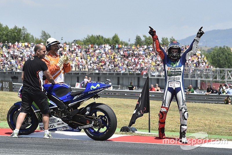 Lorenzo feuillette l'album de ses 9 ans avec Yamaha