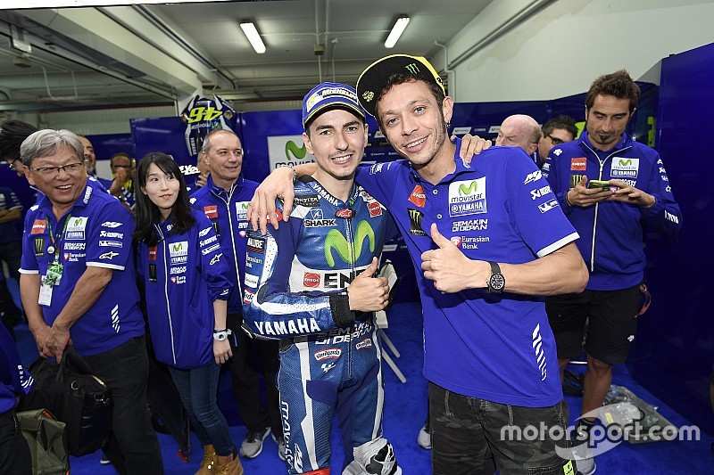 Lorenzo y Rossi se abrazan en su última carrera juntos