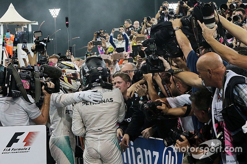 Hamilton feliciteert Rosberg met ‘welverdiende’ titel
