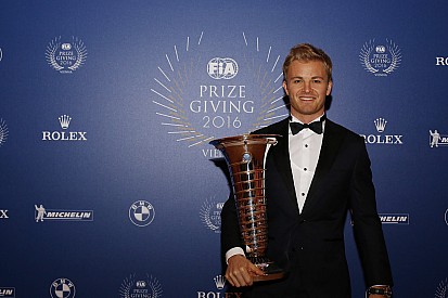 FIA-Gala in Wien: Die Motorsport-Weltmeister mit ihren Pokalen