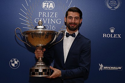 López recibió el trofeo de campeón del WTCC en la Gala de la FIA