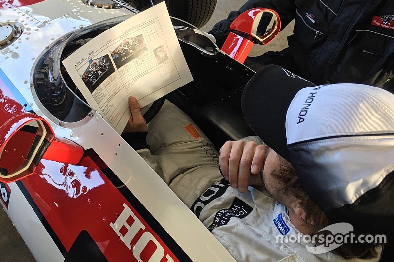 Alonso ante los aficionados de Honda: