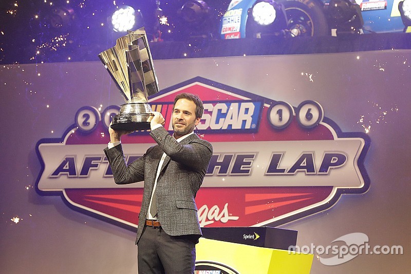 Premios NASCAR: Johnson celebra y Earnhardt listo para regresar