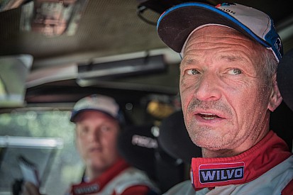 Van Loon reed op safe: "Auto een paar keer bijna kwijt in de modder"