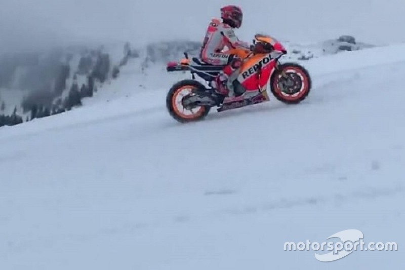 Video: Márquez, con la Honda de MotoGP sobre la nieve