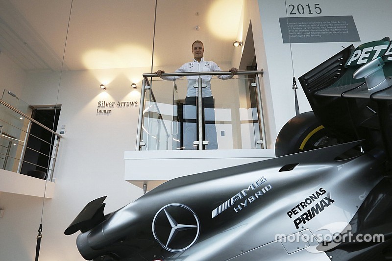 Lewis Hamilton da la bienvenida a Valtteri Bottas