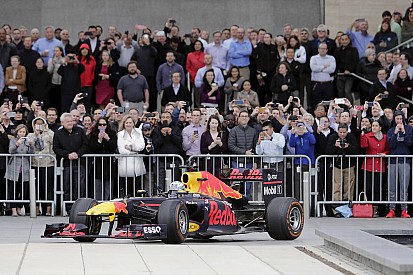 Foto's: Ricciardo geeft demo in Houston en deelt een 'shoey' uit