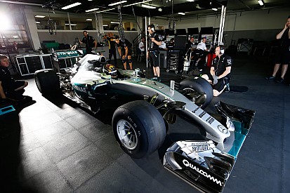 Mercedes: перший піт-стоп на нових шинах Pirelli