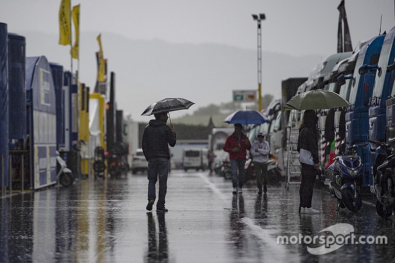 Equipos de MotoGP, molestos: algunas de sus cajas llegaron mojadas