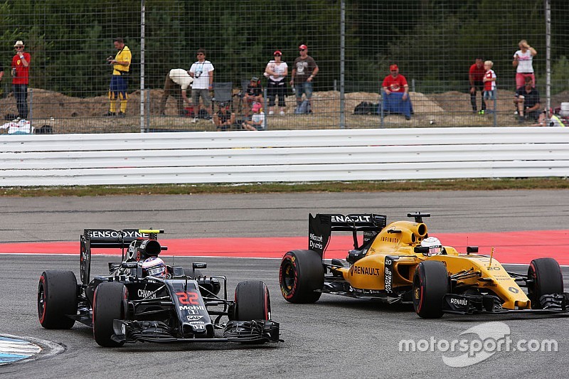 McLaren и Renault впервые завели моторы на новых машинах