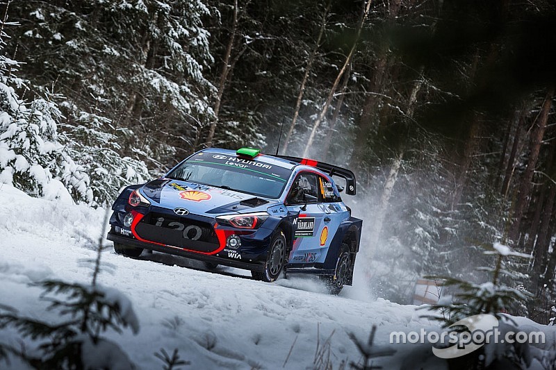 Paddon pakt draad weer op in Zweden na fataal WRC-ongeval