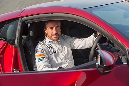 Los autos que manejan por la calle los pilotos de la F1 y el MotoGP
