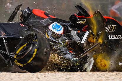 GALERÍA: el terrible accidente de Alonso en el GP de Australia