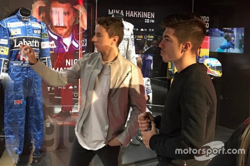 Maverick visita el museo de los campeones de Jorge Lorenzo