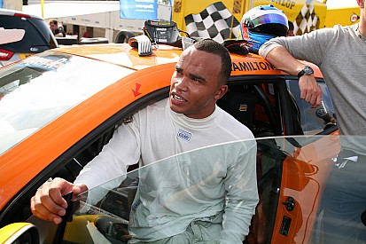 Nicolas Hamilton torna a correre nella Clio Cup UK