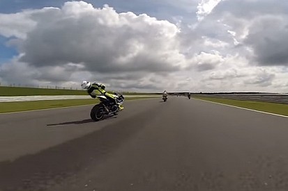 VÍDEO: Piloto desmaia em moto após ser atingido por detrito