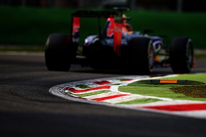 Egy igazi klasszikus: Vettel a füvön előzi meg Alonsót