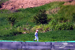Juan Pablo Montoya loopt terug naar de pits