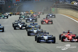 Старт: Хуан-Пабло Монтойя (Williams FW24 BMW) і Міхаель Шумахер (Ferrari F2002) ведуть боротьбу за л