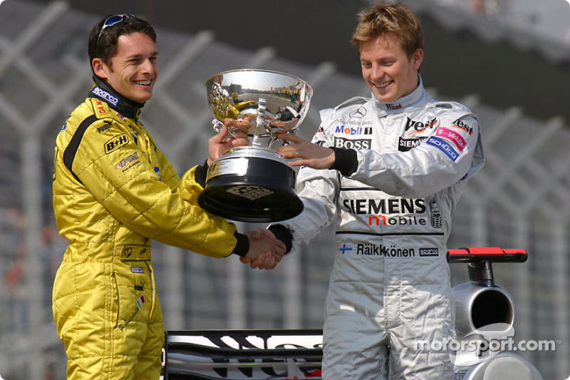Giancarlo Fisichella krijgt de winnaarstrofee van Brazilië van Kimi Raikkonen