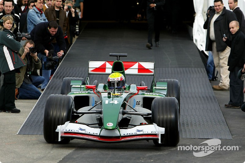 Mark Webber exits marquee ve, onto track to test yeni Jaguar R5