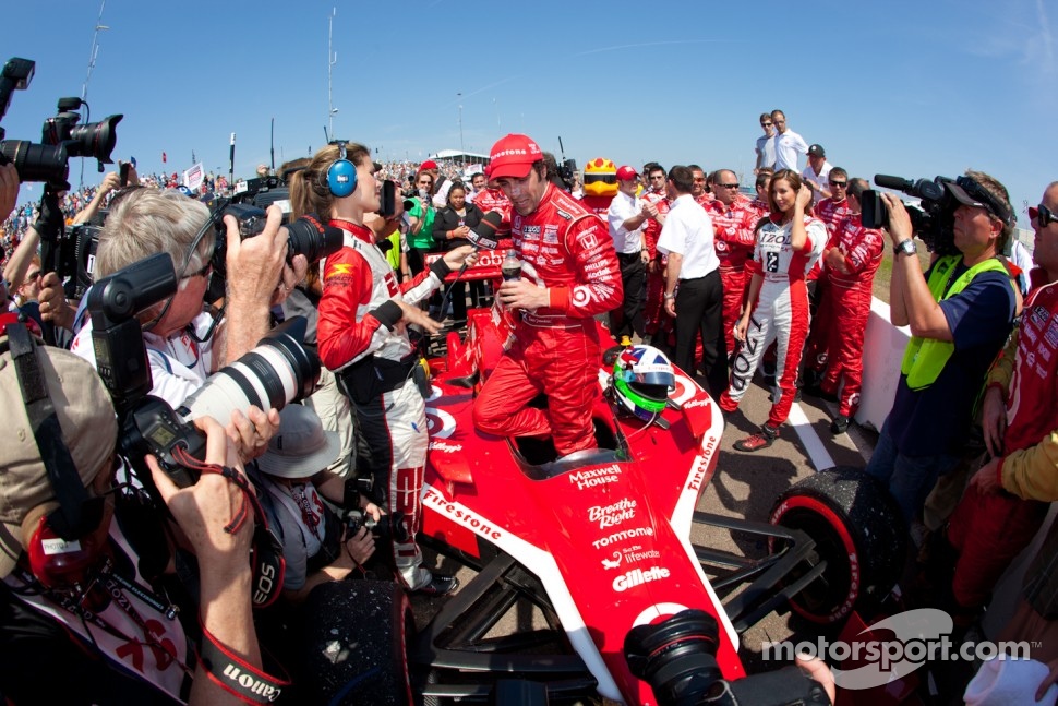 Race winner Dario Franchitti, Target Chip Ganassi Racing celebrates