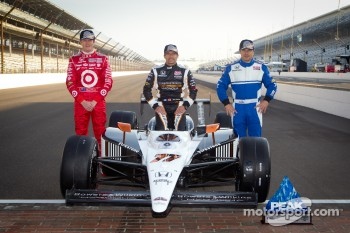 Front row photoshoot: pole winner Alex Tagliani, Sam Schmidt Motorsports, second place Scott Dixon, Target Chip Ganassi Racing, third place Oriol Servia, Newman / Haas Racing