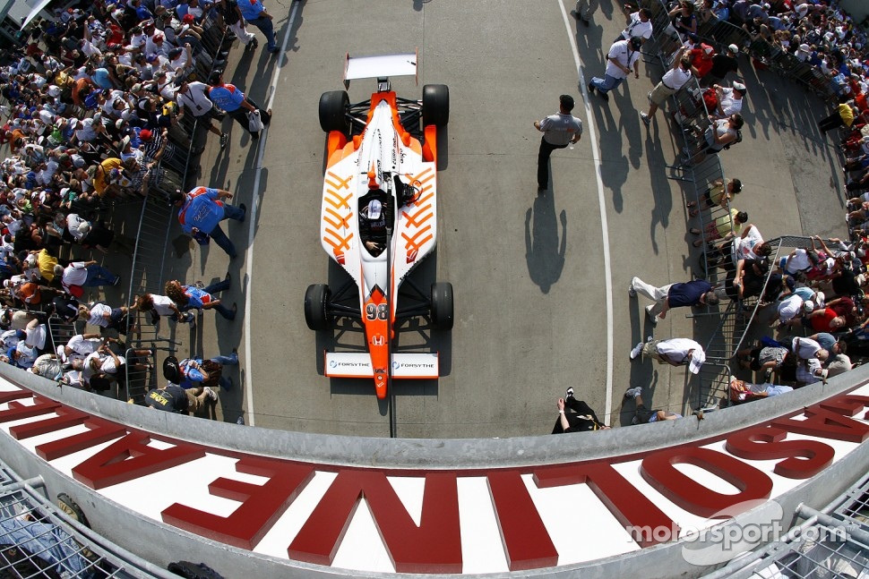Car of Dan Wheldon, Bryan Herta Autosport with Curb/Agajanian rolls out