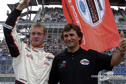 Alex Zanardi überreicht Sebastien Bourdais die Flagge für die Pole-Position