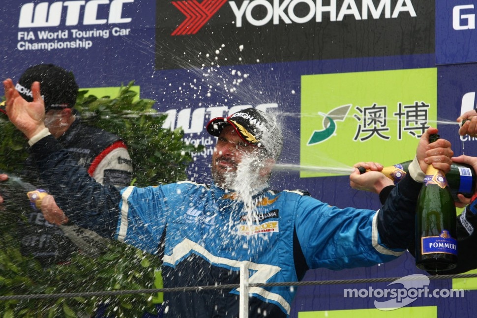 Yvan Muller, Chevrolet Cruz 1.6T, Chevrolet WTCC Champion 2011 and Robert Huff, Chevrolet Cruze 1.6T, Chevrolet