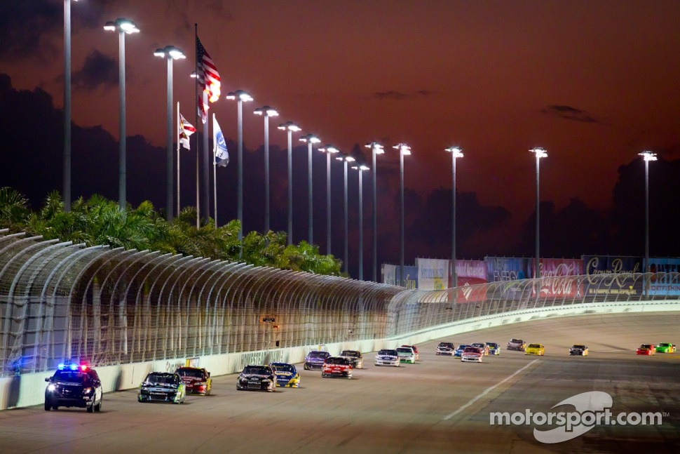 Race restart after more than an hour: pace car leads Carl Edwards, Roush Fenway Racing Ford and the rest of the field