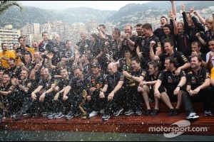 Mark Webber, Red Bull Racing and Christian Horner, Red Bull Racing, Sporting Director and Adrian Newey, Red Bull Racing Chief Technical Officer