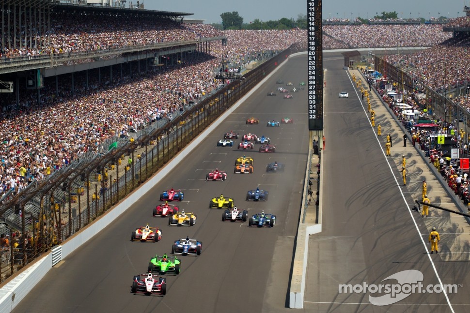 Start: Ryan Briscoe, Team Penske Chevrolet leads the field